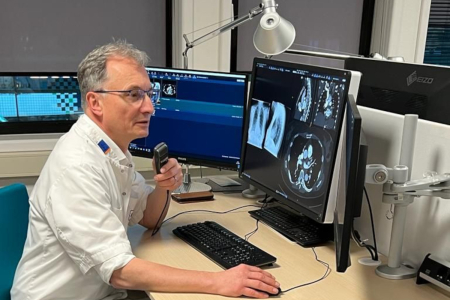 Mathias achter scherm